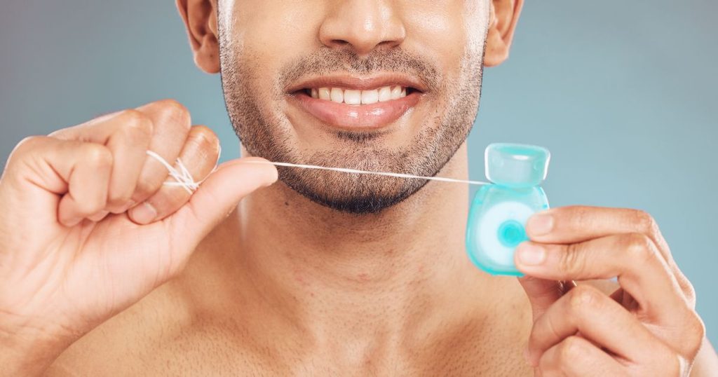 Cómo eliminar la placa de los dientes mediante el cepillado en la línea de las encías